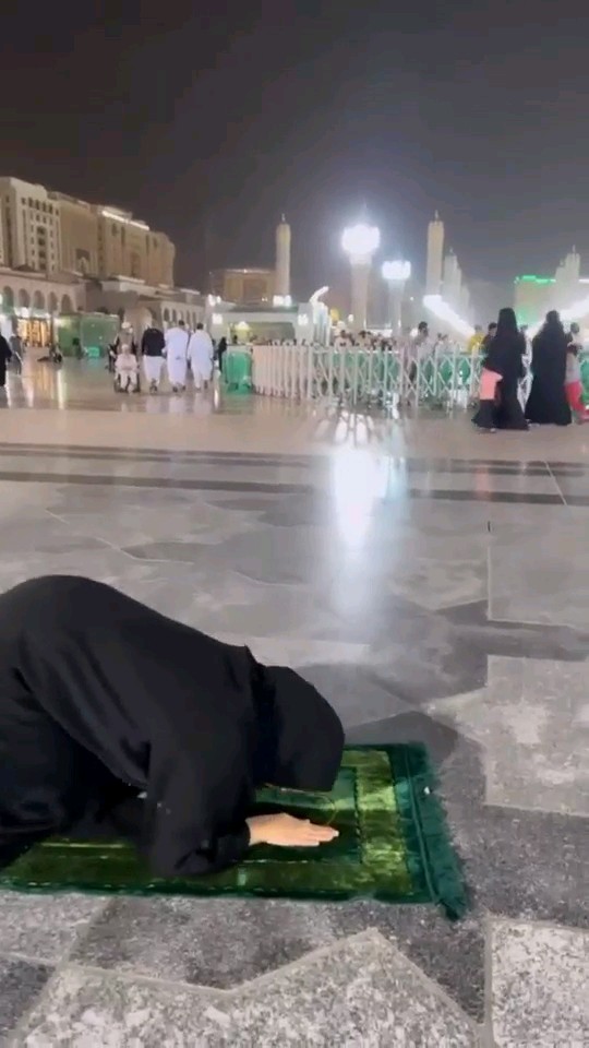 جہاں سجدہ ہو اور سامنے گنبدِ خضریٰ ہو 💚 اس سے بڑی خوش نصیبی کیا ہوگی... نماز دل کا سکون ہے 🕋 اور جب نماز مسجدِ نبوی میں ہو تو سکون جنت کا احساس دلاتا ہے۔ یا اللہ ہم سب کو مدینے میں سجدے کی توفیق عطا فرما۔ آمین #Namaz #MasjidNabawi #Madina #GumbadEKha #Sajda #Islam #viralreels