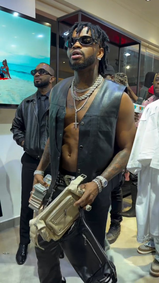 Diamond kafika Kwenye Duka la Jux anataka anunue Duka zima 😂😂😂🫴