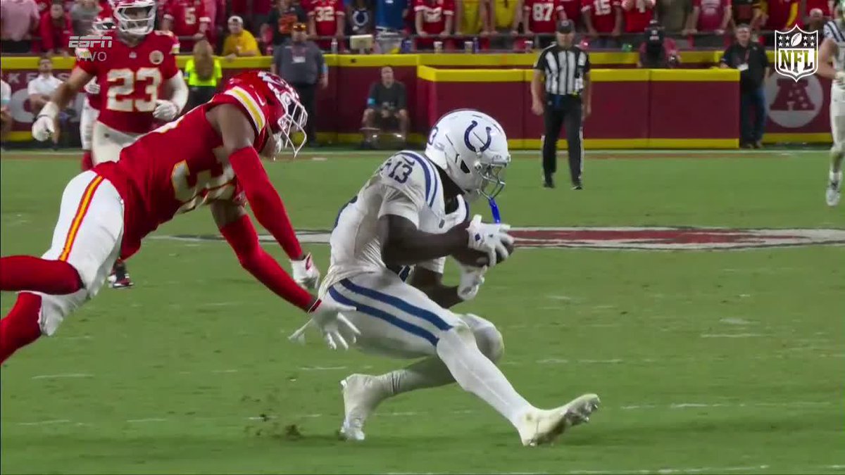 ¡PARA CHECARLA CON LA LUPA! 🔍 😬 Los Colts se salvaron de que les marcaran fumble en la parte final del OT. El árbitro marcó que hubo un contacto ya con la posesión, por lo que ahí terminó la jugada. 👀 EN VIVO por ESPN y #DisneyPlus Premium. 📺