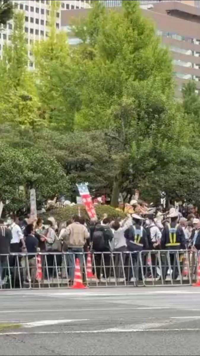 日本で反対意見を表明するのは本当に容易ではありません。 少なくとも、まず日本の警察を突破しなければなりません。 ですから、私たちが苦労して勝ち取った平和の声をどうか応援してください。 #国会正門前大行動0919 #戦争反対 #改憲反対
