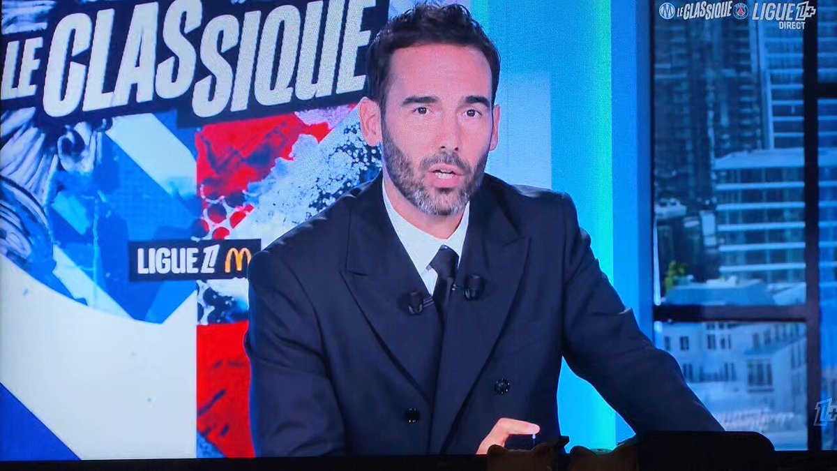 Acte 2. Encore une fois loin de moi de vouloir défendre l’OM mais il a penalty ici. Que l’arbitre de champs ne le voit pas, ok. Mais la VAR?? Les arbitres prennent trop de place dans les matchs. Ca n’aurait peut-être pas changé le résultat mais c pénible