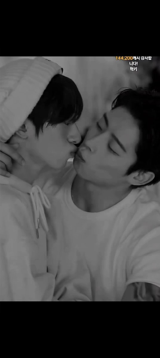 This is driving me crazy! 🥵 Hyukgeun and Kiri are getting bolder in their kisses. 😵
