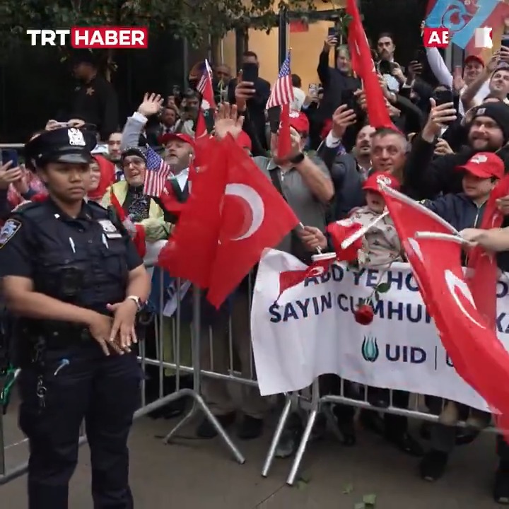 Cumhurbaşkanı Erdoğan’ı New York'ta sevgi seliyle karşılandı. Erdoğan’ı karşılamaya gelenler, duygularını TRT Haber’e anlattı. 📌“Cumhurbaşkanı Erdoğan ile buluşmak büyük bir onur. O ilkeli, yürekli ve saygı duyulacak bir insan.” 📌“Allah bizim ömrümüzü alsın ona versin.”