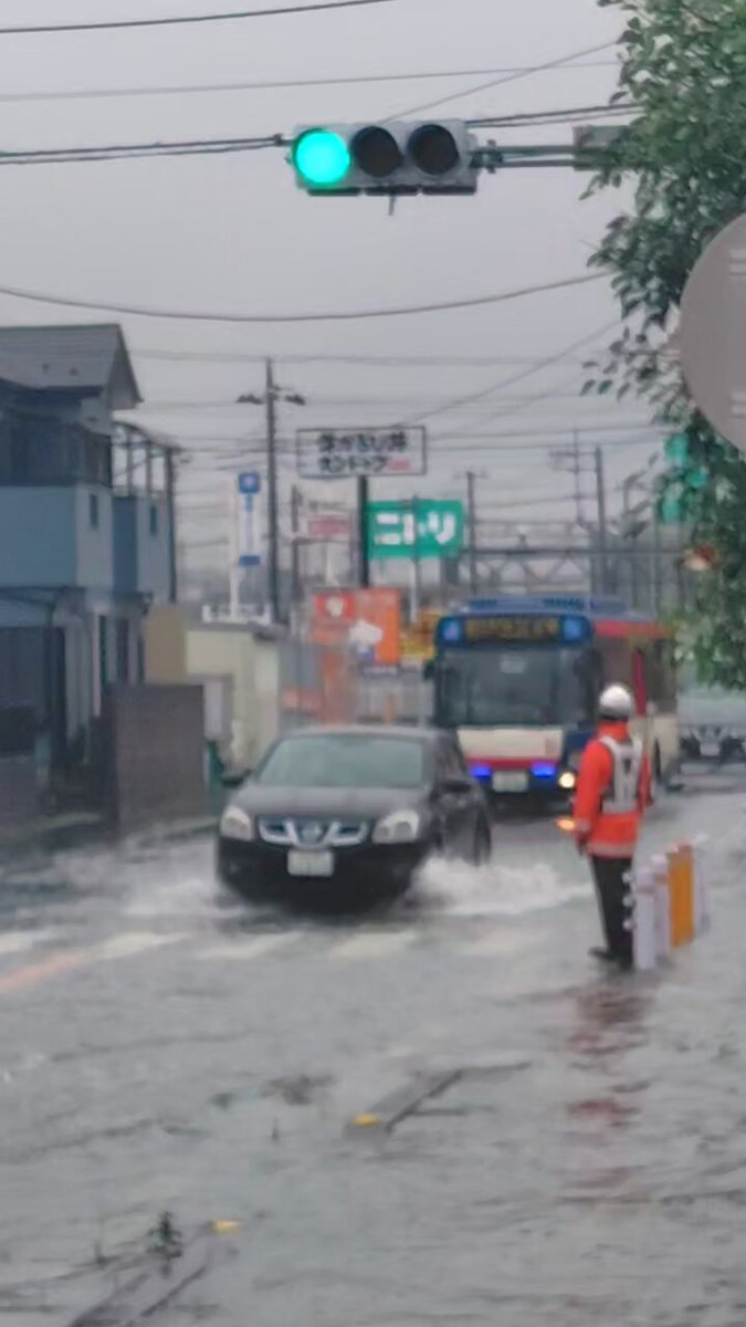 （動画を入れました） 松戸の下水道です。 雨水管ではなく「汚水管」から汚水混じりの雨水が噴出しており、近隣ではトイレが使えなくなっています。 詳しくは下記ホームページに記載しています。 松戸の下水道の特異性についてです。 ぜひ、ご覧下さい。