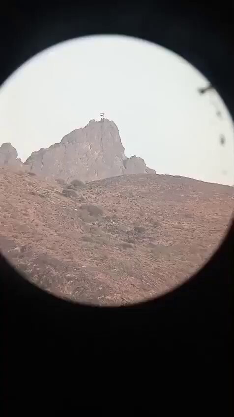 القوات ( الصهيونيه ) تتمكن من تحرير جبال كهبوب المطله على باب المندب وتقوم برفع العلم الجنوبي فوق اعلى قمه . ها كيف تشوفون 😜😜😜.