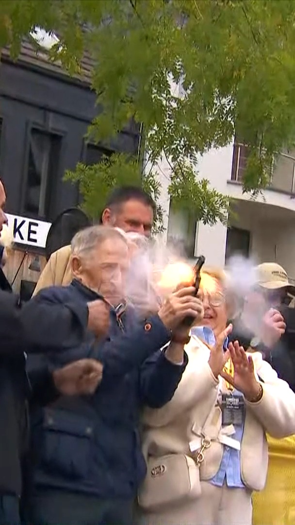 The starting gun caught her a little off guard at the Flandrien 0.0 Classic 💥 Wait for Jasper Philipsen's reaction 😅