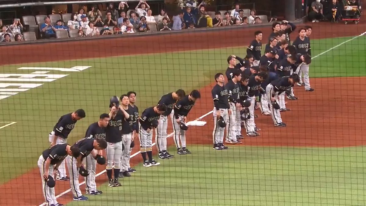 オリックスは今日がエスコンフィールドＨＯＫＫＡＩＤＯでのレギュラーシーズン最終戦！🏟 試合後にスタンドのファンへ向けて挨拶を行いました！🙌