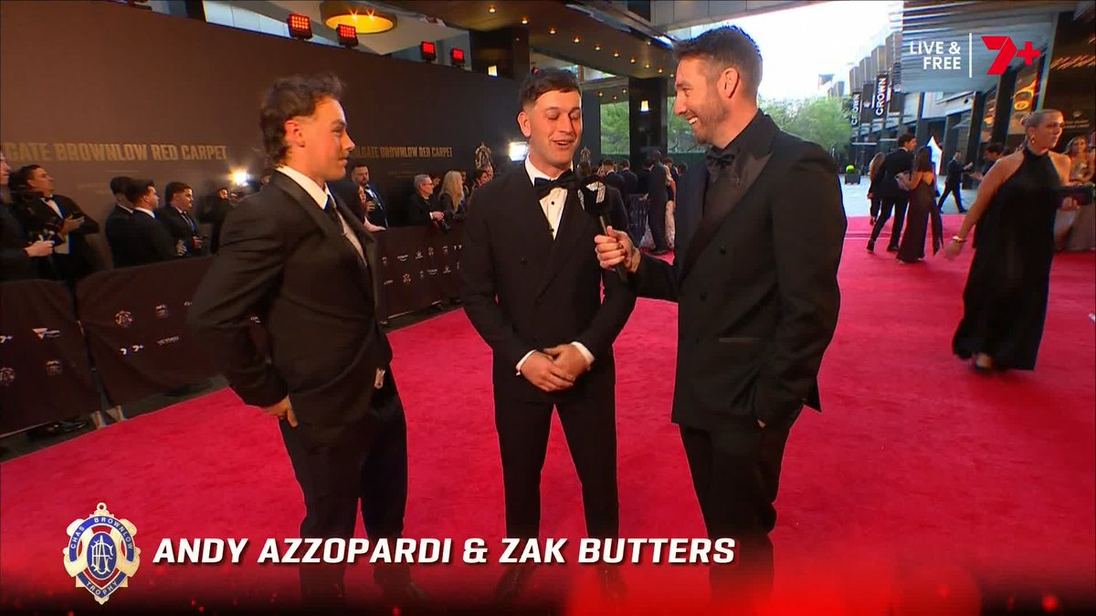 "What table are you sitting on tonight?" 💀 🗣️ Port Adelaide players to Zak Butters at the Brownlow