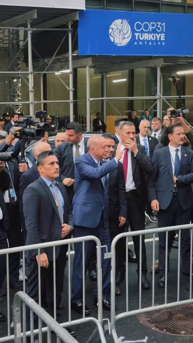 📍Türkevi, New York Cumhurbaşkanımız Sayın Recep Tayyip Erdoğan’ın riyasetinde Birleşmiş Milletler 81. Genel Kurulu görüşmelerine katılmak üzere New York’tayız. Ülkemizden binlerce kilometre uzakta, Türkevi önünde Sayın Cumhurbaşkanımızı bekleyen vatandaşlarımızla bir araya geldik. Yüzlerindeki tebessümü gördük, kalplerindeki heyecanı hissettik. Kıtalar değişse de bir şey hiç değişmez: Bu sevda hiç bitmez. 🇹🇷