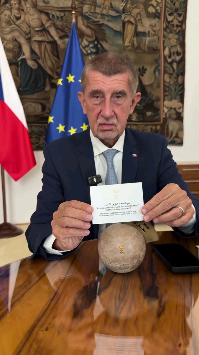 Koukám tupě do zdi a v hlavě mi běží... pane bože to je debil pane bože to je debil pane bože to je debil Tyve jak se cuká, jak se škube, neumí to ani přečíst, vůbec nechápe význam toho citátů. Jsme fakt ztraceni.