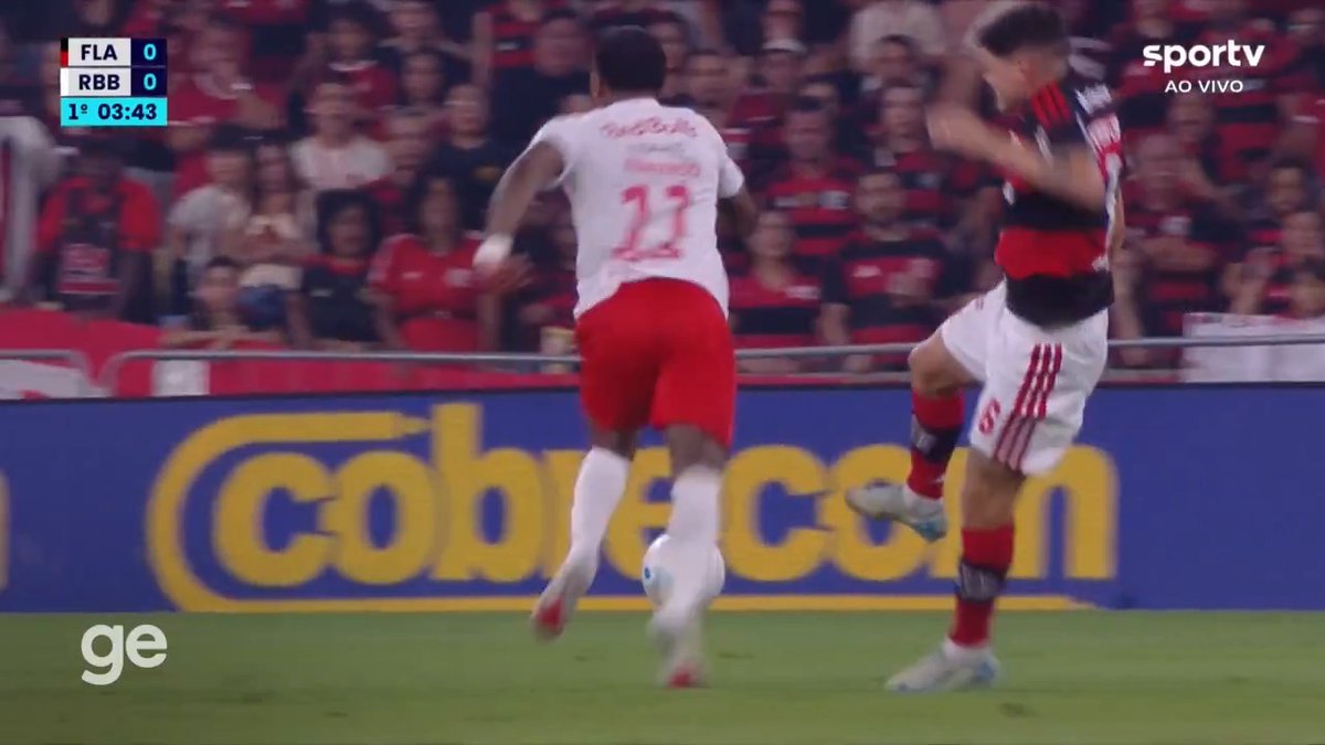 Ayrton Lucas fez 12 jogos SEGUIDOS como titular, jogando os 90 minutos em sete. O lateral se sacrificou numa sequência absurda enquanto Alex Sandro se recuperava. Saiu do jogo contra o Bragantino machucado. Melhoras ao potiguar de 29 anos. @colunadofla
