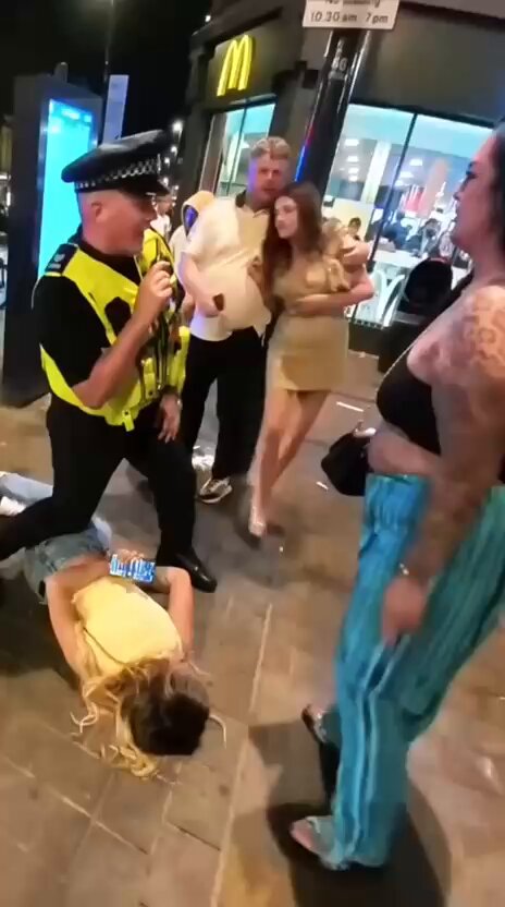 🚨 THIS IS COMPLETELY OUT OF ORDER 🚨 Anyone who follows me knows I’m certainly not shy about calling the police out when they get it wrong, but fair is fair, and what this video appears to show is absolutely disgusting. Officers are dealing with a chaotic street incident in which a man can be seen with serious facial injuries. Then, while they’re trying to bring the situation under control, a woman appears to walk straight up and strike an officer across the face. What did she honestly expect to happen next? A polite handshake and a lift home? 🙄 She continues to resist as officers restrain, handcuff and take her to the police van. Whatever your opinion of the police, nobody should be assaulted simply for doing their job. We rightly demand accountability from officers, and that same accountability must apply to members of the public. Our streets are already out of control without people thinking they can assault police officers and then fight against being arrested. Watch the video and judge it for yourself. 👇🔥 #UKFrontlineMedia #StreetChaos #Police