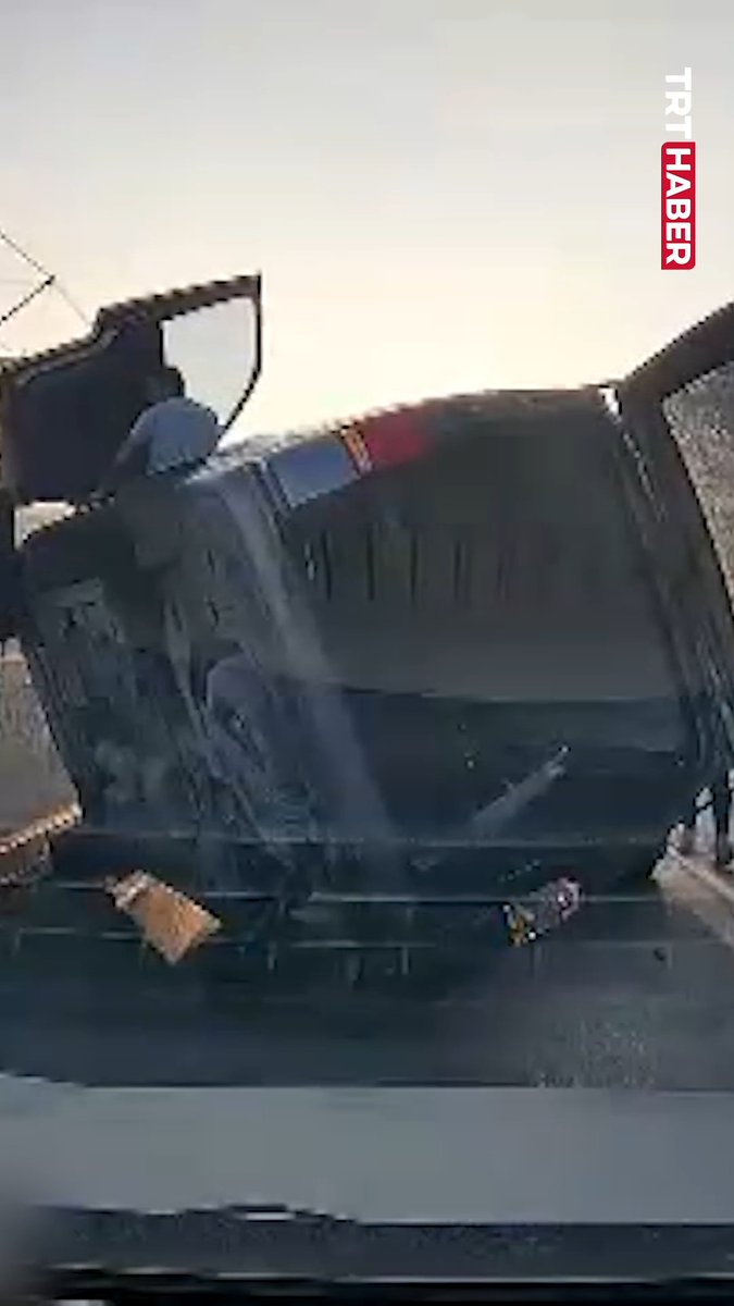 Bursa'da kamyonetin çarptığı hafif ticari araç, önündeki otomobilin üzerine devrildi. Kazada 2 kişi yaralandı.