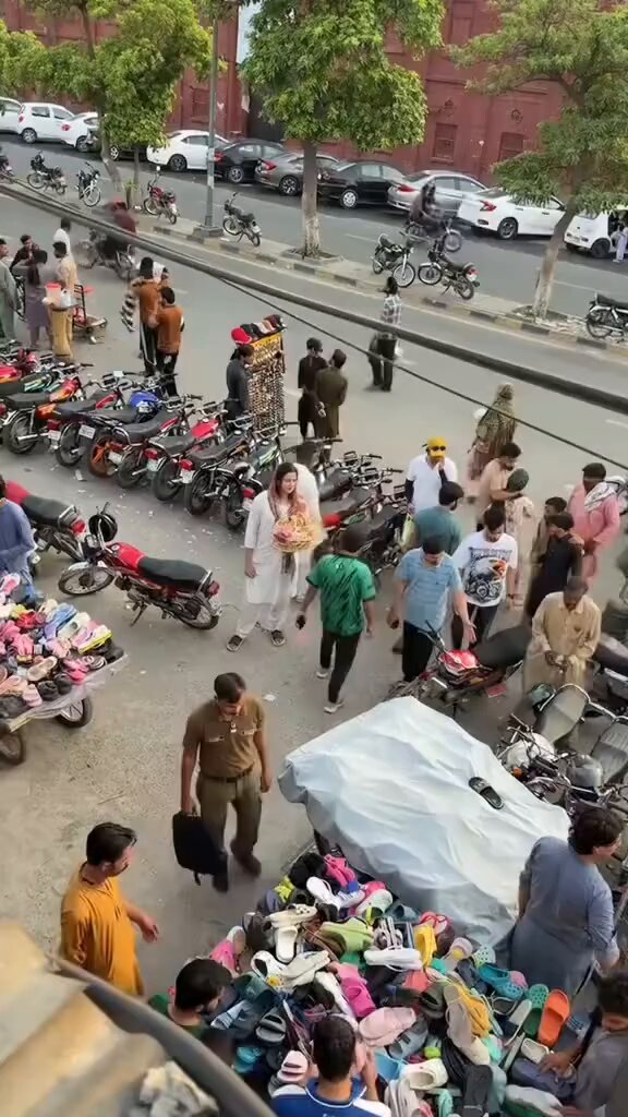 अपने आप को इतना घमंड नहीं करना चाहिए की एक दिन जब घमंड उतरे तो रोड पिलाकर खड़ा कर दें मोहतरमा कितने ज्यादा फैन फॉलोइंग थे कि यह अपने आप को कुछ ज्यादा ही उछलने लगी थी इनका हालत ऐसा आ गया है कि दो वक्त की रोटी नसीब होना बहुत ही मुश्किल हो गया है जहां यह लाखों रुपए कमाती थी वहां आज यह ₹2 के लिए रोड पर खड़े होकर तरस रही हैं कि कहीं से आ जाए