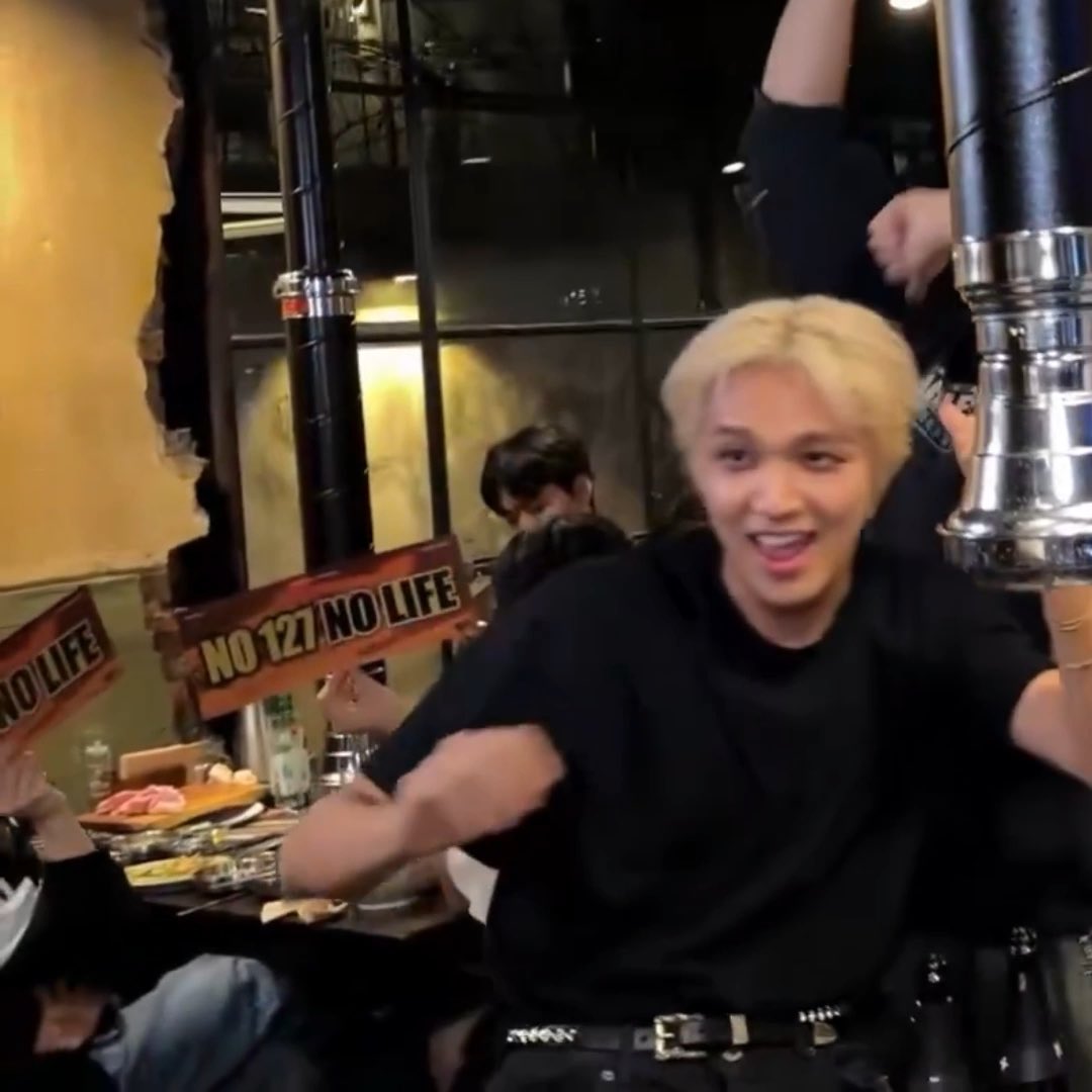 ไปนั่งร้านไหนแล้วเจอคนแบบฮีนะ กุคงนั่งเขินทั้งคืน มีเสน่ห์น่ามองมาก หล่อ ผิวแทน ยิ้มหวาน แถมผมบลอนด์ ป๊าดดด ตรงสเปก
