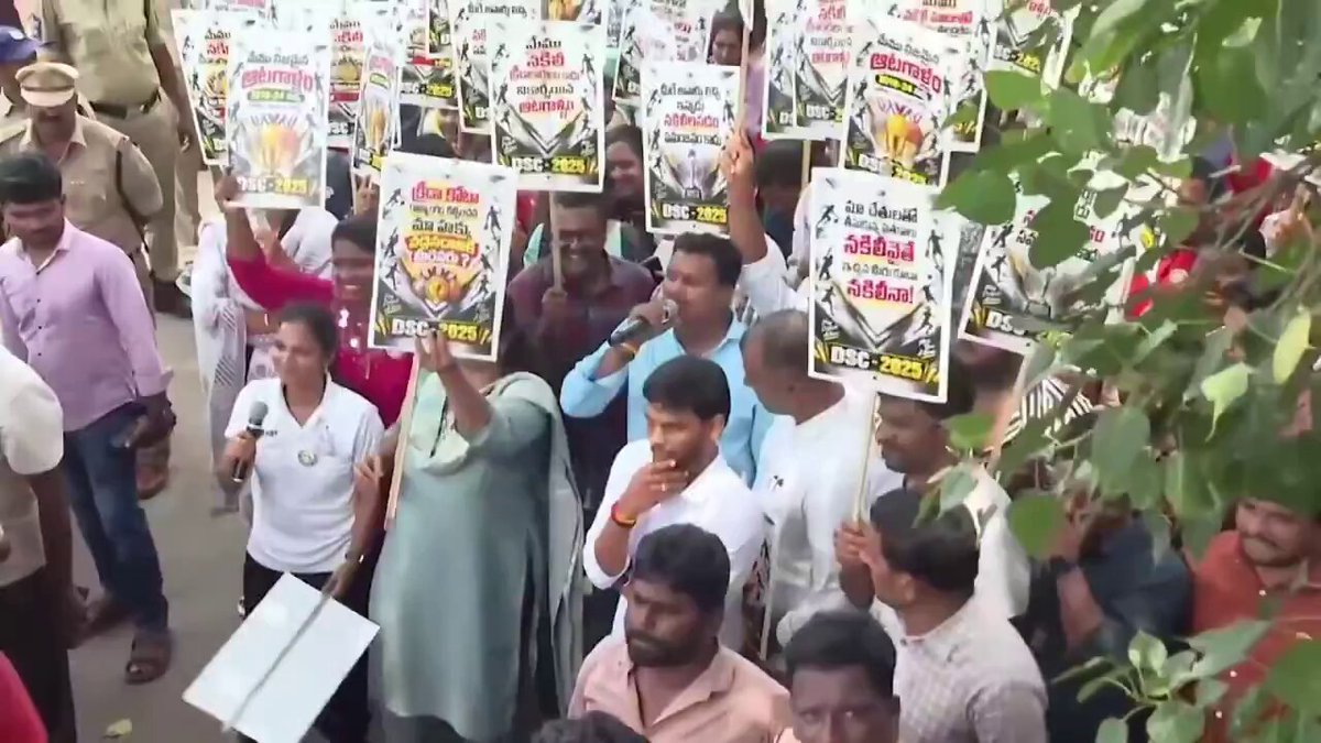 ఓవైపు మంచోళ్లు - ఇంకోవైపు పరమనీచులు స్కూల్ బస్సులని పాడుచేయొద్దు అని ఉపాధ్యాయులు వేడుకోనే పరిస్థితి. 🥲🥲 దేశంలోనే నీచమైన రాజకీయపార్టీ #వైసీపీ