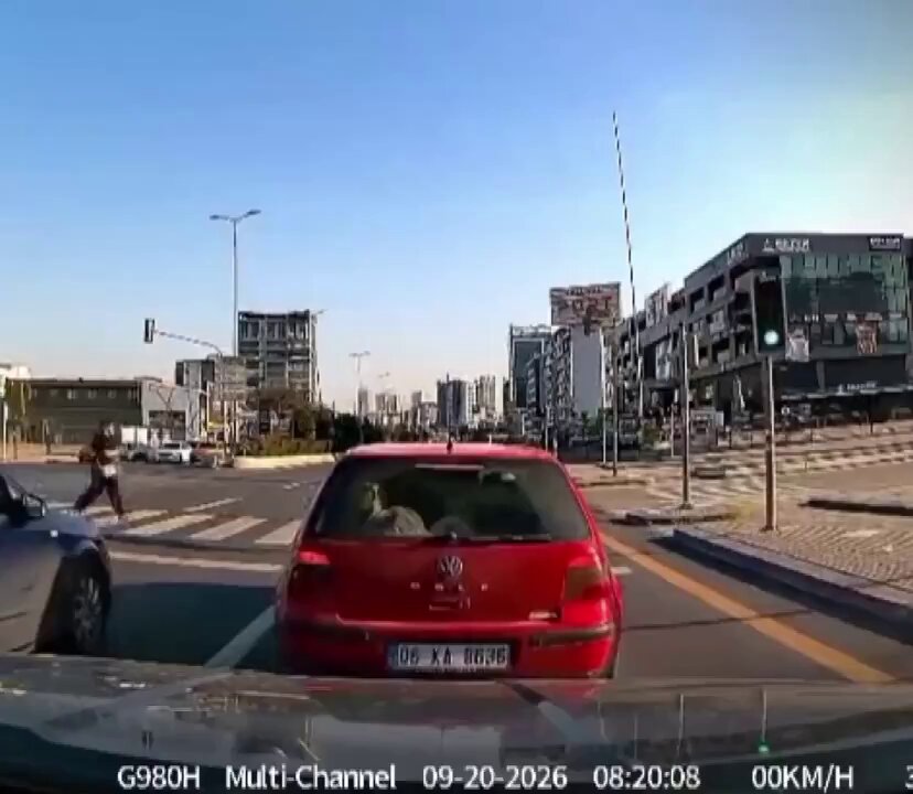 Ankara'da trafiğin hareketli olduğu bir caddede, yolun karşısına geçmek için adım atan genç kız, yol kenarından (emniyet şeridinden / kaldırım kenarından) hızla gelen bir motosikletli kuryenin hedefi oldu.