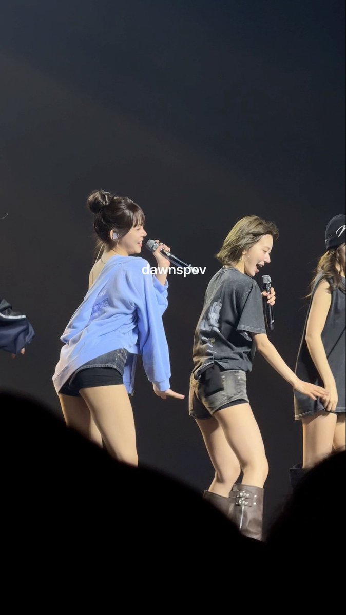 お姉さん達何をしてんの😂wwwwwww