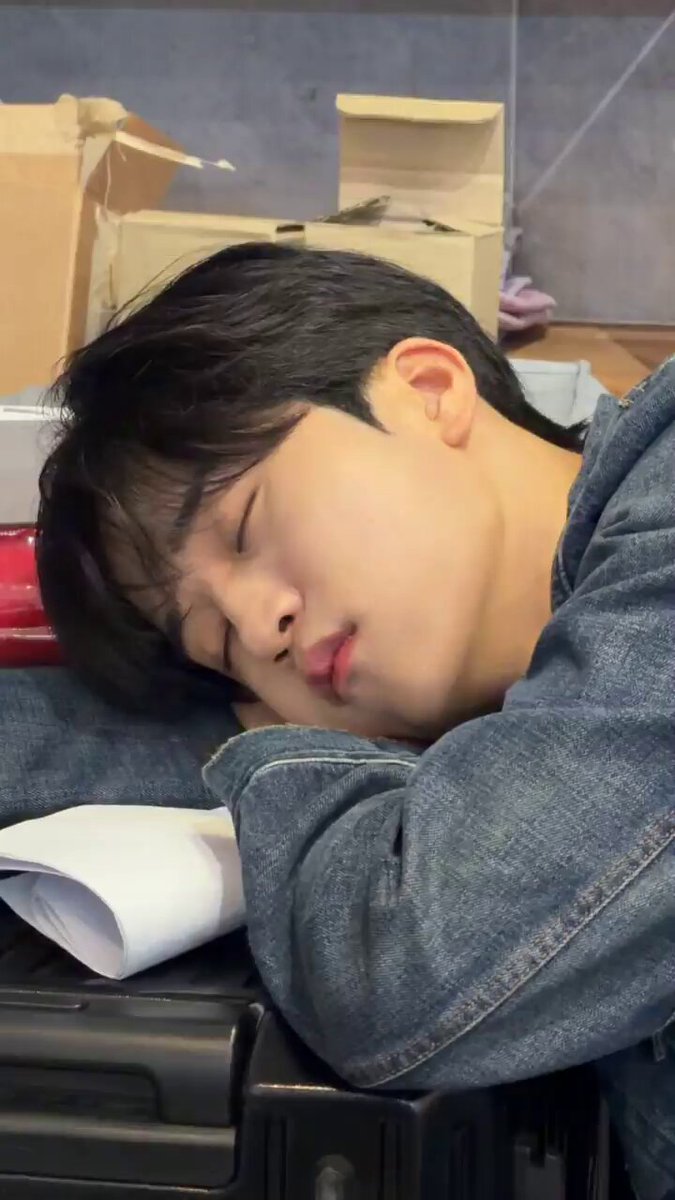 [#진수] 준우야 생일 축하한다 이젠 너가 나고 내가 너다 라는 마음으로 지낸다 너랑은 마지막까지 함께이고 말 것 같구나 우리 오래오래 행복하게 지내보자 항상 고생 많고 그 고생 함께 할게 #루네이트 #LUN8 #JinSu #All_Eyes_on_JunWoo_생일축하해