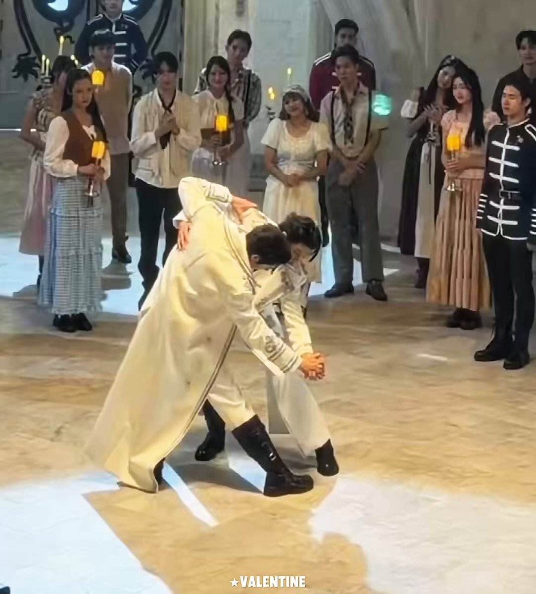 the fact they are dancing “Beauty and the Beast” 😭✨ (they think we are normal im afraid) #WilliamEstConcert