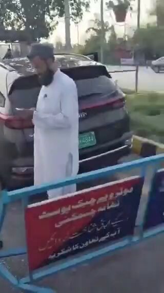 ویڈیو ثبوت 🚨 پشتو میں کہہ رہا ہے صوبائی وزیر فضل شکور کی گاڑی کے ٹائروں پر فائرنگ کیا گیا، ہاتھا پائی بھی کی جس کے نتیجے میں فضل شکور کے چشمے گاڑی میں ٹوٹے پڑے ہیں گاڑی کی حالت آپ دیکھ سکتے ہیں
