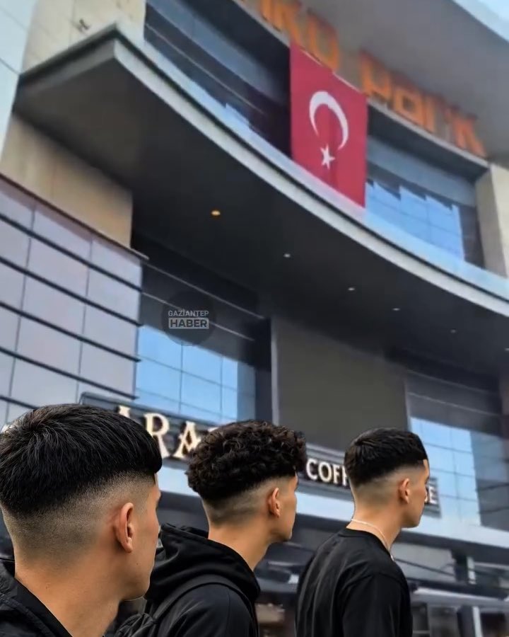 Gaziantep’te bir grup tas kafalı şahıs AVM’nin içerisine alınmadı: “Tas tıraşlı gençleri şu anda almıyorlar. Güvenlik böyle bir uygulama başlatmış. 3 kişi, 5 kişi aynı anda gelip içerideki ailelere rahatsızlık veren gençler şu anda uygulamayla içeri alınmıyorlar.” Kaynak: ig/gaziantephaber