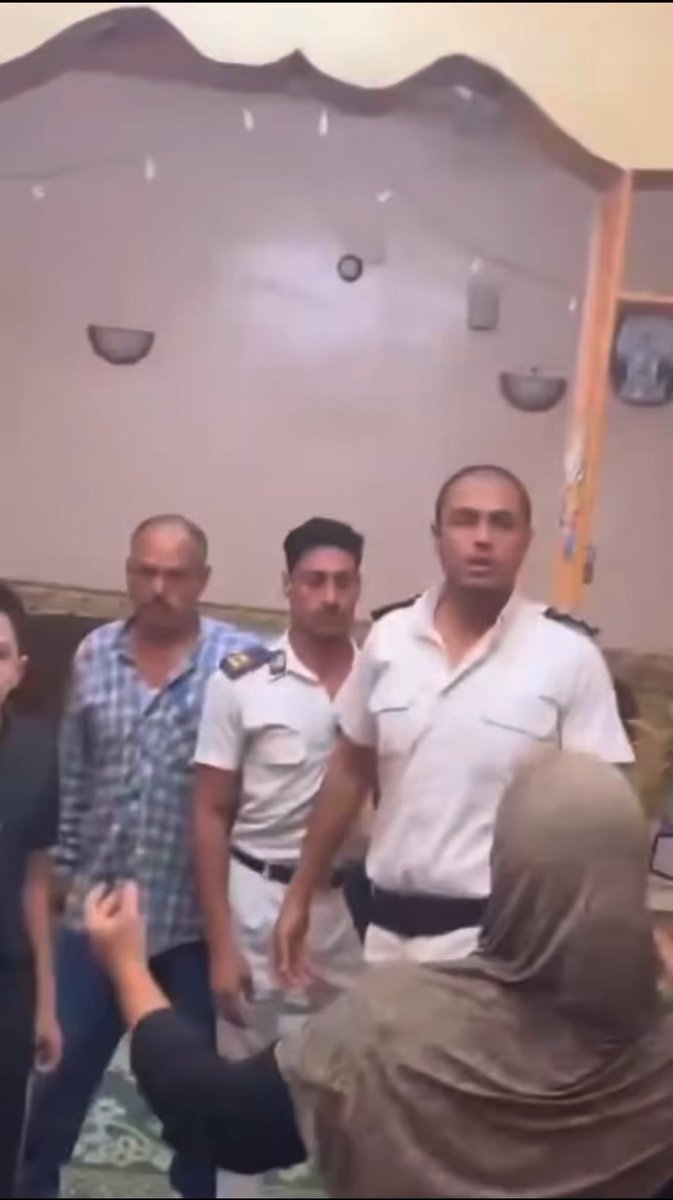 معرفش الشخص ده مطلوب القبض عليه ليه بس حابب اثني على رد فعل ضباط الشرطة فى الموقف ده رغم دفعهم من السيدات بس مرفعوش ايدهم عليهم وخوفا بردو على المتهم انه يرمي نفسه انسحبوا وسابوه .. كده كده هيتجاب بس تصرف الظباط كان حكيم