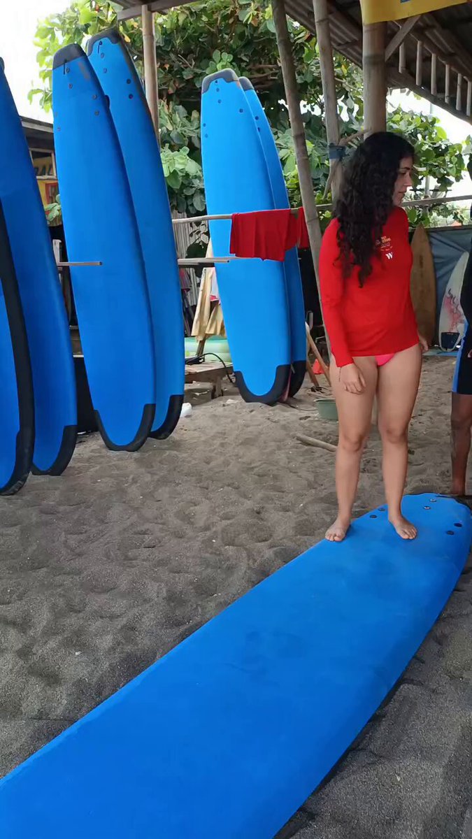 El surf nació en Hawái y Polinesia como práctica ancestral de hombres y mujeres. Lo que sí se puede distinguir es el origen histórico y las pioneras de la era moderna.​ En Hawái (siglos anteriores a la llegada de europeos) Las mujeres surfeaban con normalidad. La figura más citada es la princesa Kelea (o Keleanohoanaʻapiʻapi), de Maui, hacia 1445.
