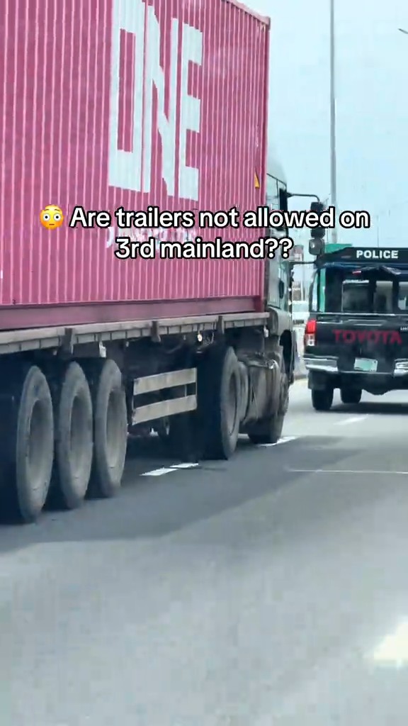 Was the police Hilux trying to stop the trailer on Lagos’ Third Mainland Bridge?