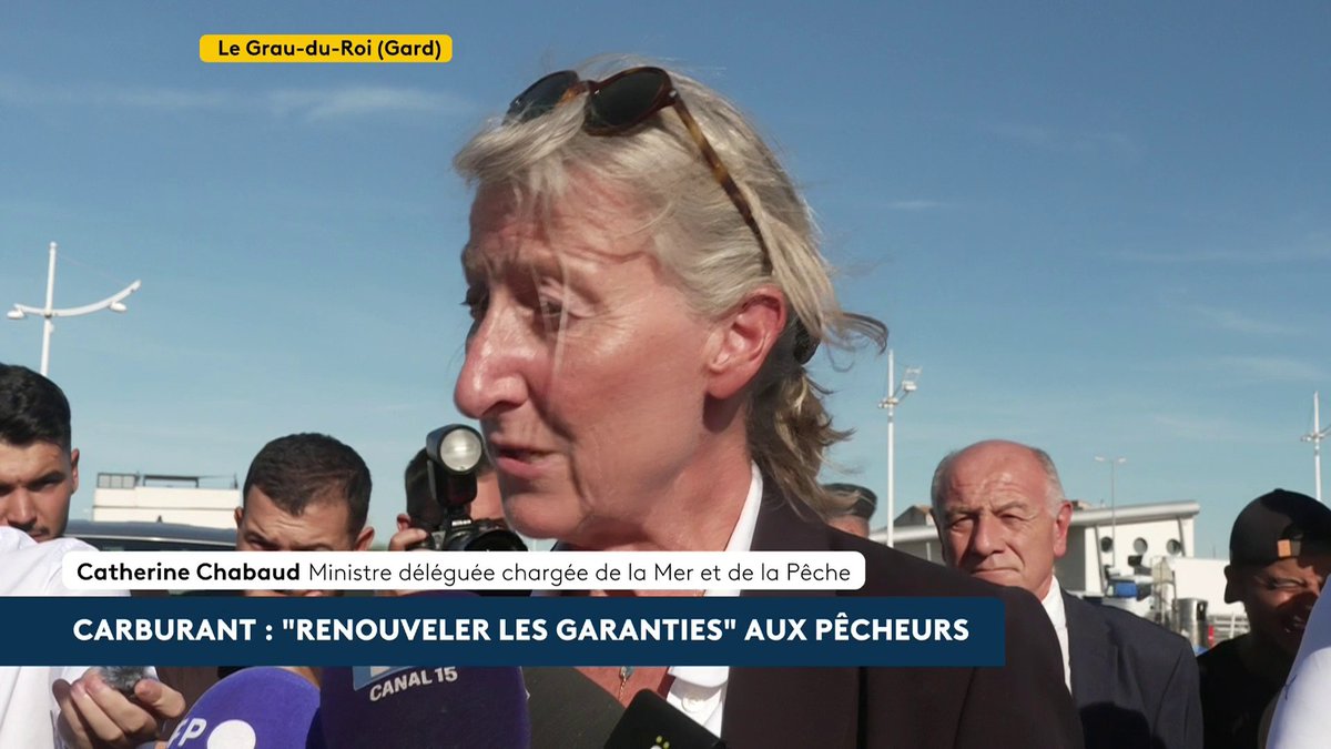 🔴 🗣 "C'est une opportunité pour regarder comment on peut réduire la dépendance des navires de pêche au carburant" explique Catherine Chabaud en visite au Grau-du-Roi. Elle précise que le carburant représente aujourd'hui "plus de 50% du chiffre d'affaires" des pêcheurs. #canal16
