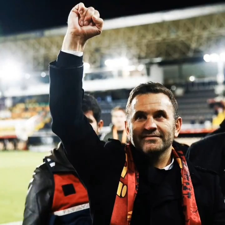 Yollar uzun, dikenli, taşlı olsa da Bastığın yer üzüntülerle dolsa da Sel, çığ, ateş, önünde her ne olsa da Cimbom başı dik yürür