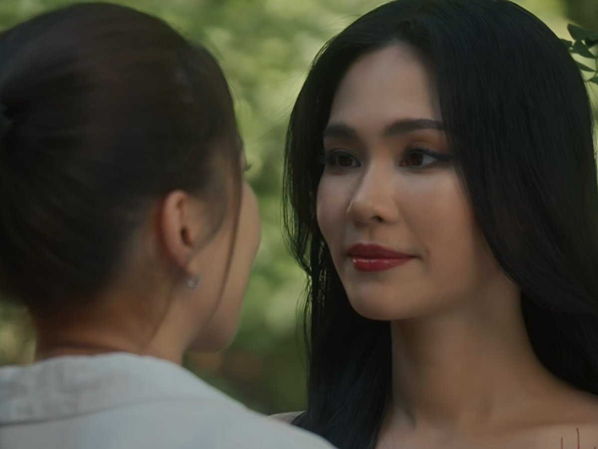 ชอบไดอะล็อกซีนนี้ ภีมถามว่าต้องเรียกแม่ครูเหมือนคนอื่นไหม ซึ่งแม่ครูก็บอกว่า หมวดไม่ได้ยอมรับหรือนับถือในสิ่งที่ฉันเป็น “ไม่ต้องเรียกตามใคร” น้ำเสียงดูสงบเข้าใจแต่แฝงความนอยด์อยู่ลึกๆ แต่พอภีมขอบคุณพร้อมเรียกชื่อ “แม่ครูบุหลัน” ที่แม่ครูยิ้มเหมือนกับว่าเป็นสุขที่คนรักของตน ยอมรับและนับถือในสิ่งที่ตนเป็น ทั้งๆที่ภีมไม่ศรัทธาในเรื่องนี้เลย มันลึกมากๆ น้ำเสียงหนักเบาจังหวะการพูดดีจริงๆ KHOM KHLANG EP3 #ข่มขลังตอนที่3