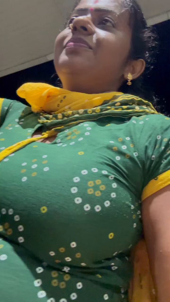 அண்ணி - டேய்‌ என்னடா இவ்வளவு டைட் இருக்கு. சொன்னேன்ல எனக்கு ரெடிமேட் செட் ஆகாதுனு. நான் - அண்ணி டிரஸ் சைஸ் லாம் கரக்டா தான் இருக்கு உங்க பழம் தான் பெருசா இருக்கு. அண்ணி - ஆமாம் சும்மா இல்லாம எப்ப பாரு புடிச்சு அமுக்கிட்டே இருந்ததா