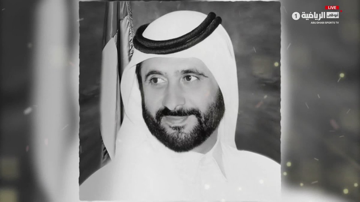 بعض الوجوه نطمئن إلى وجودها كما نطمئن إلى ضوء البيت حين نعود إليه تكبر أعمارنا وهي هناك تصاحب أفراحنا وتمنح الأماكن شيئاً من دفء الأهل وحين ترحل نشعر ببرودة الفقد في تفاصيل كنا نلمسها كل يوم رحم الله الشيخ أحمد بن راشد آل مكتوم برنامج #الفريق_التاسع | #أبوظبي_الرياضية 1⃣