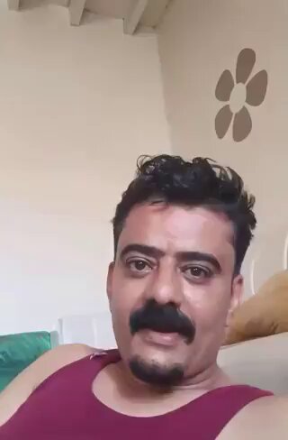 هذا الجنوبي الحر جابها لكم على بلاطة من الأخير بدون رتوش. السعودية تبحث فقط عن كلاب حراسة لسفنها في باب المندب..! وحاشا الجنوبيين أن يكونوا كذلك فإذا أراد الجنوبيين تحرير أرضهم فعلاً فعليهم بطرد المحتل السعودي وقطع يد الوصاية #السعودية أولاً، وبعدها لكل حادثة حديث. ولا اعتقد أن الجنزبيين سيضطروا لقتال الحوثيين بعدها لان الحوثي لا يريد فتح جبهة معهم مطلقاً.