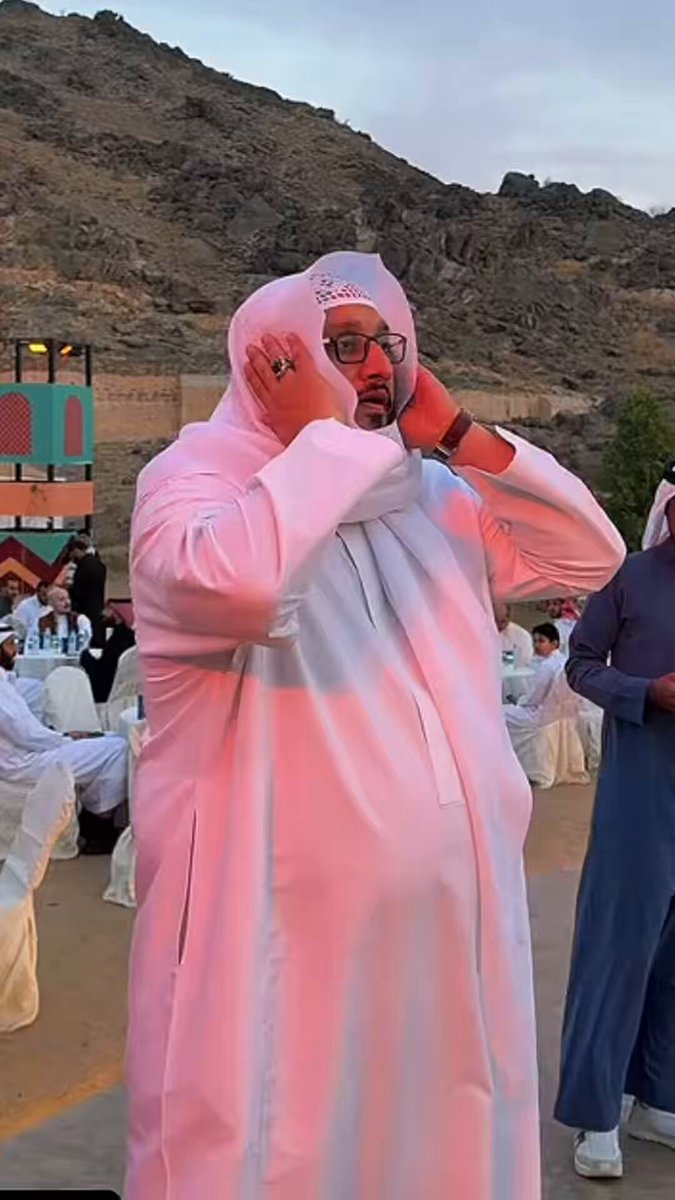 رحم الله الشيخ #إبراهيم_المدني مؤذن بيت الله الحرام .. وإنه لشرف عظيم أن منّ الله عليه رفع الأذان في هذه الرحاب الطاهرة هذه اللقطة في مناسبة إفطار رمضاني العام الماضي بخاصرة عين زبيدة