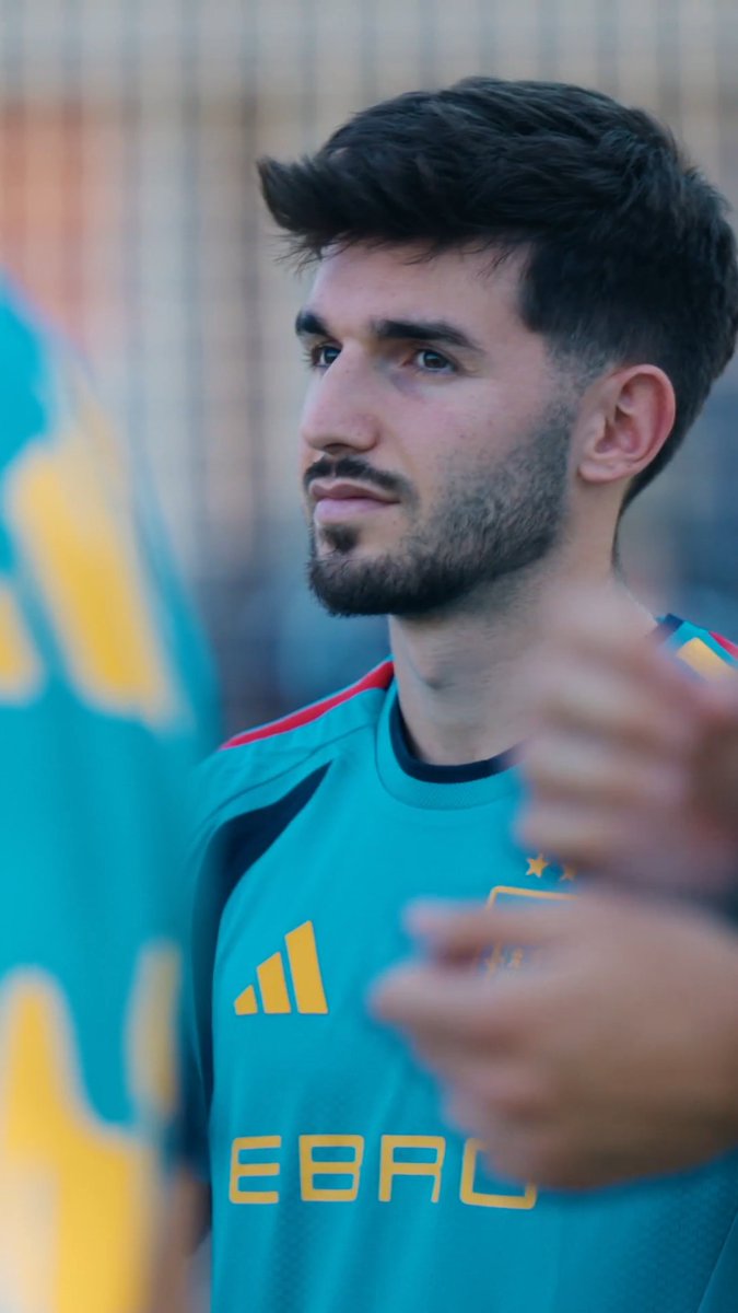 Un sueño que empieza a hacerse realidad. Javi Hernández viste por primera vez la camiseta de España. “Me han acogido muy bien y estoy muy feliz”. #U21EURO | #NuestraBase