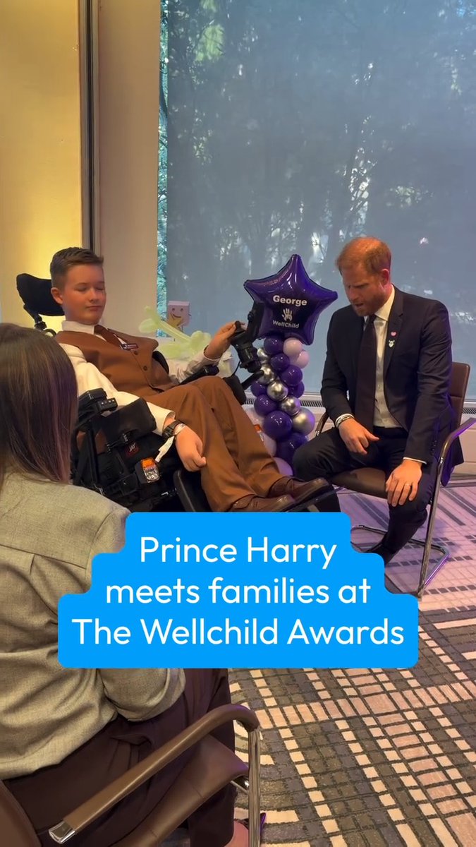 Prince Harry couldn't believe his eyes! 👀🦽 The Duke of Sussex, 42, was left completely in awe by one of the winners of the WellChild awards as he showed off his transforming wheel chair ❤️ "How is that possible?!" Harry exclaimed with his jaw dropped. "That's amazing." 📽️ : magicfm #princeharry #royalfamily
