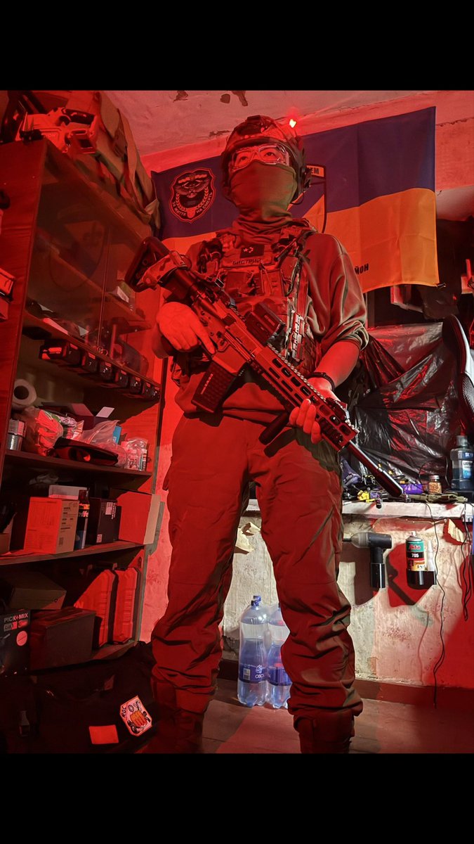 乌克兰征兵提要,准备好遗书,达到体能标准,现在只有侦察坑位。 1.有服役经验 2.英文口语流利 3.特殊技能(机械维修,无人机维修,手术医疗,等………) 3个条件满足2个即可. 体能1: 俯卧撑30X4 立蹲50X4 每组中间可以休息5分钟。 体能2: 负重30公斤走 十公里。 参军不赚钱,任何抱着参军赚钱想法的朋友请不要来。 正义必胜,为了追求理想的世界。