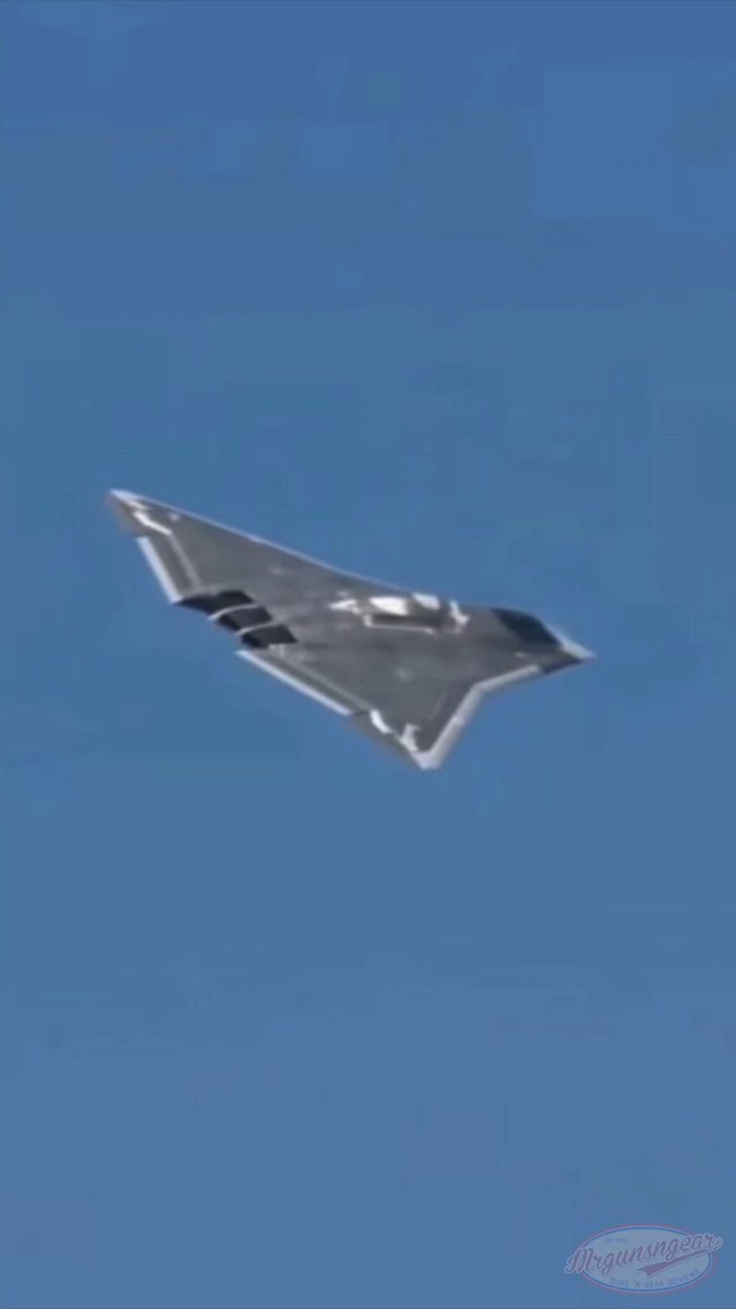Reportedly footage from yesterday or the 19th of China’s "6th generation" J-36 air superiority sighter jet conducting public daytime testing. Monitor the situation accordingly... #china #J36 #stealth #6thgeneration #clone #chinese #中国 #Chengdu #chengduJ36 #AVIC #laser #IndoPACOM #PACOM