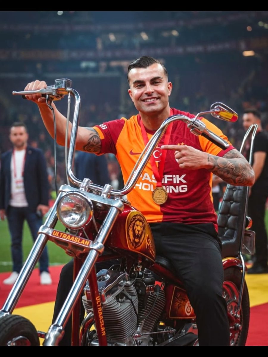-Benim en büyük hayali dünya turu yapmak ya, senin ne gibi hayallerin var O sırada en büyük hayali şampiyonluk kutlamalarına motorla çıkan Apokerim görmek olan biz;