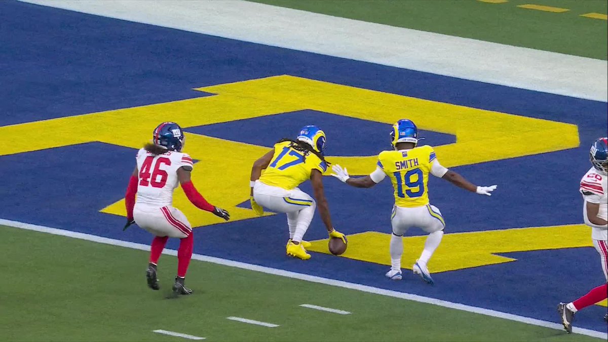 Davante Adams dances in for his first touchdown of the season 🔥