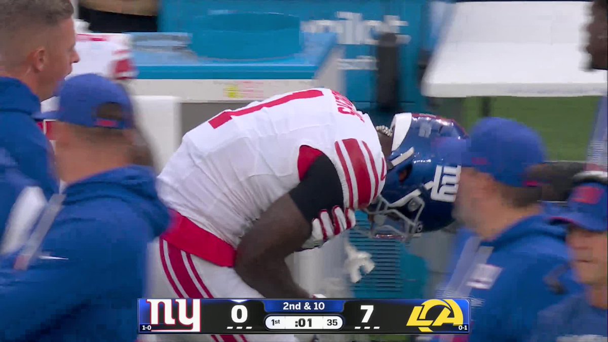 Malik Nabers left the game with an apparent right shoulder injury after this play. 📺 ESPN, ABC