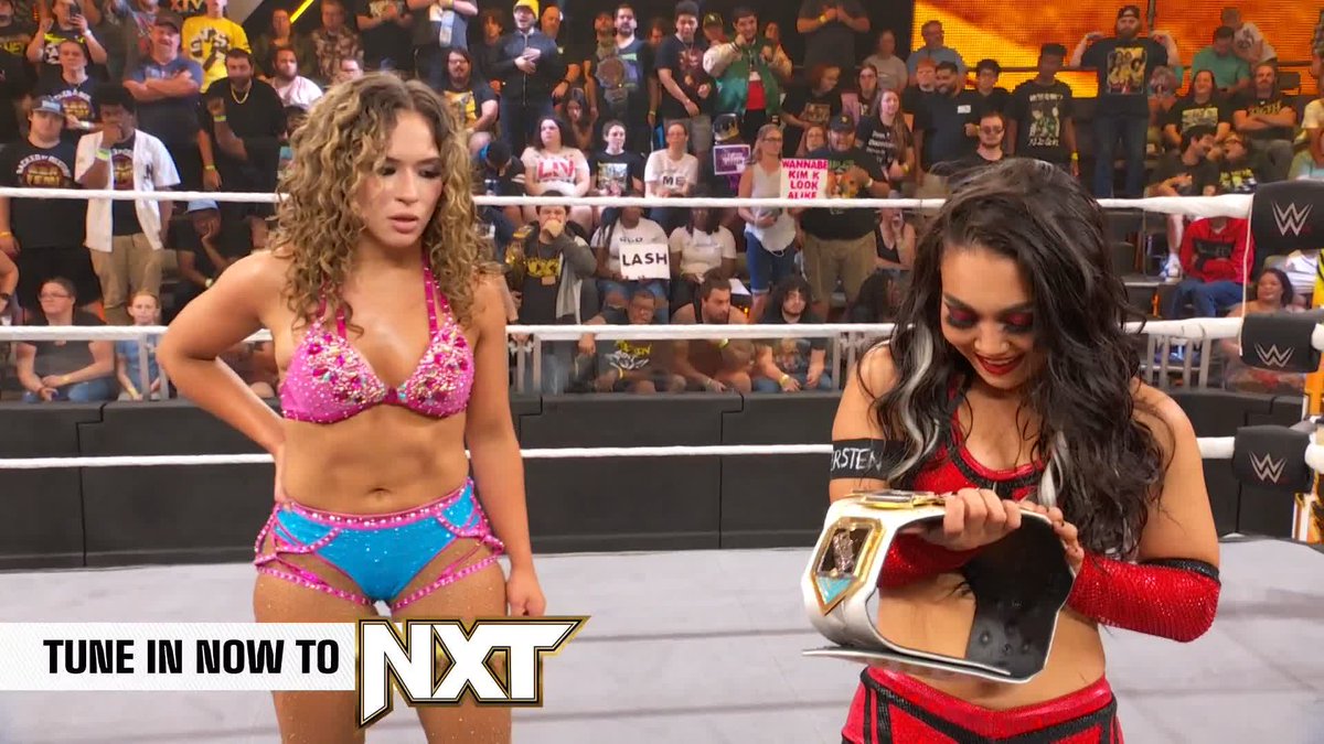 Lola and Roxanne reheating their own nachos tonight on #wweraw 😩😩😩😩😩