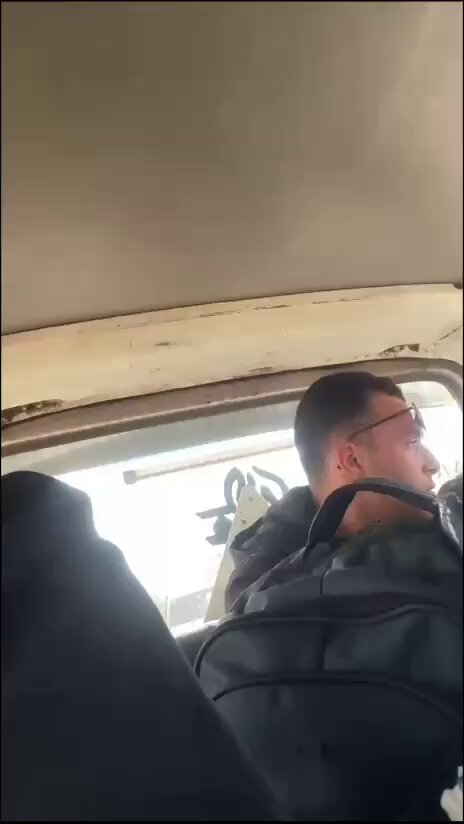 قاعد يبوسها في النقل العام ويش الجرائة ذي لا حياه