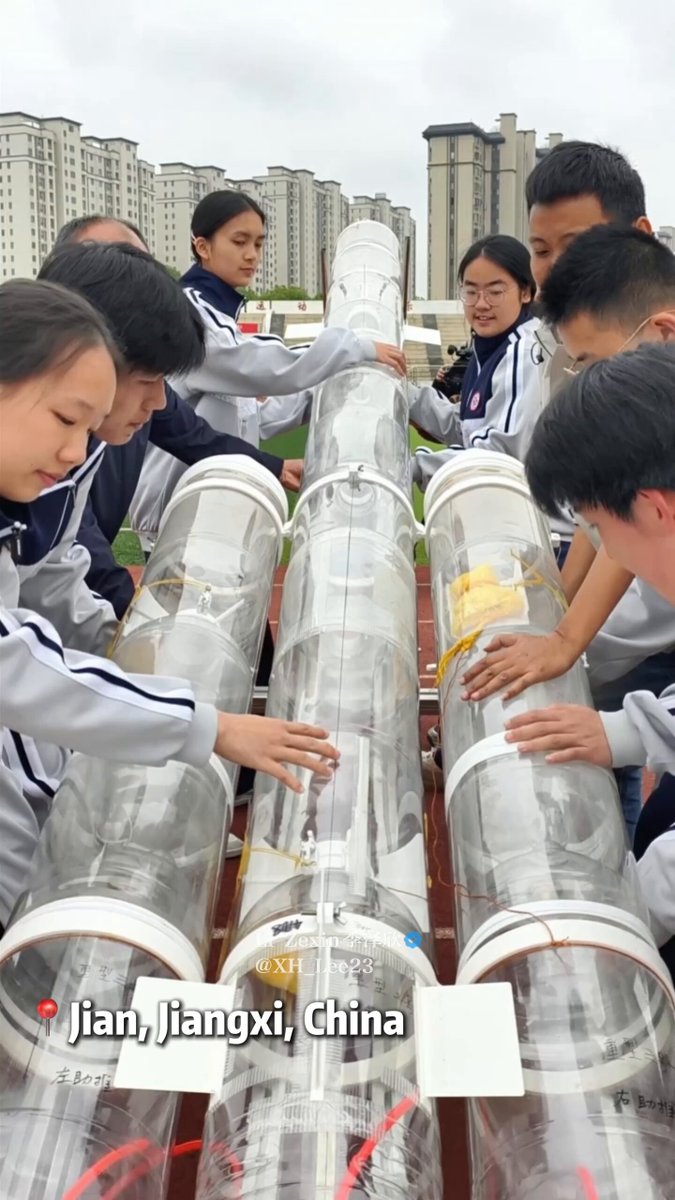 A good teacher in your school days is a lifelong treasure. A Chinese science teacher and his students built a 4-meter water rocket by hand. It launches, separates, and returns, just like the real one. He may have just planted the seeds of a future in China’s space industry.
