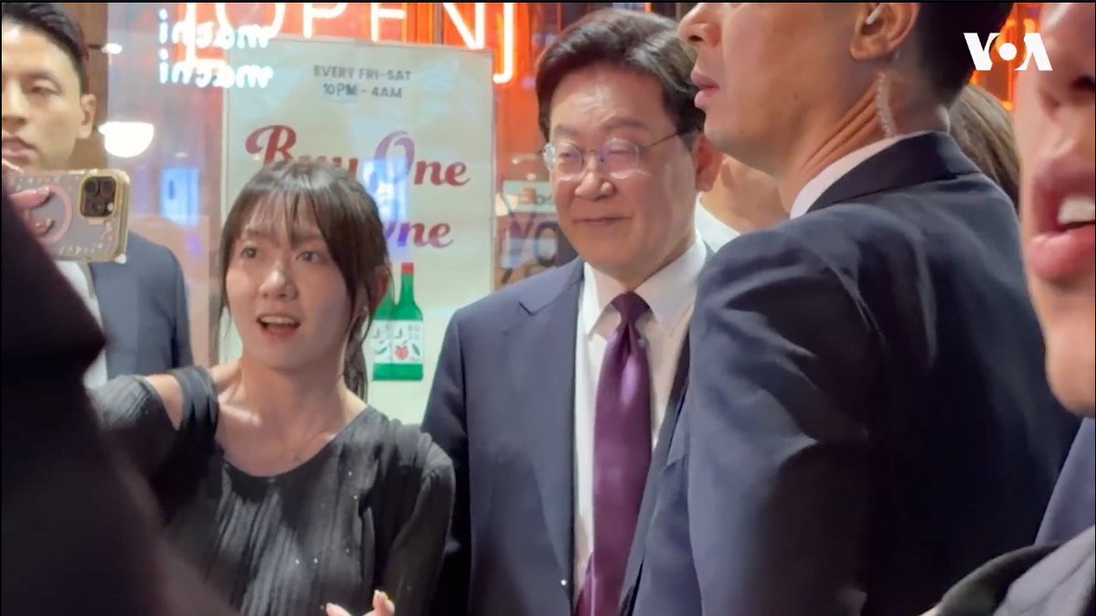 【独家:联大期间,韩国总统李在明现身纽约韩国城用餐:总统吃了什么?店员聊起马云】联大期间,美国之音记者在纽约韩国城觅食时,意外撞见正在餐厅二楼用餐的韩国总统李在明。他隔窗向人群挥手,离开时还与民众自拍。总统当晚吃了什么?豆腐煲、韩式烤肉,还是喝了烧酒?餐厅工作人员接受美国之音独家采访时透露,马云也曾来这里吃饭,还谈起了这位中国亿万富翁给他留下的印象。