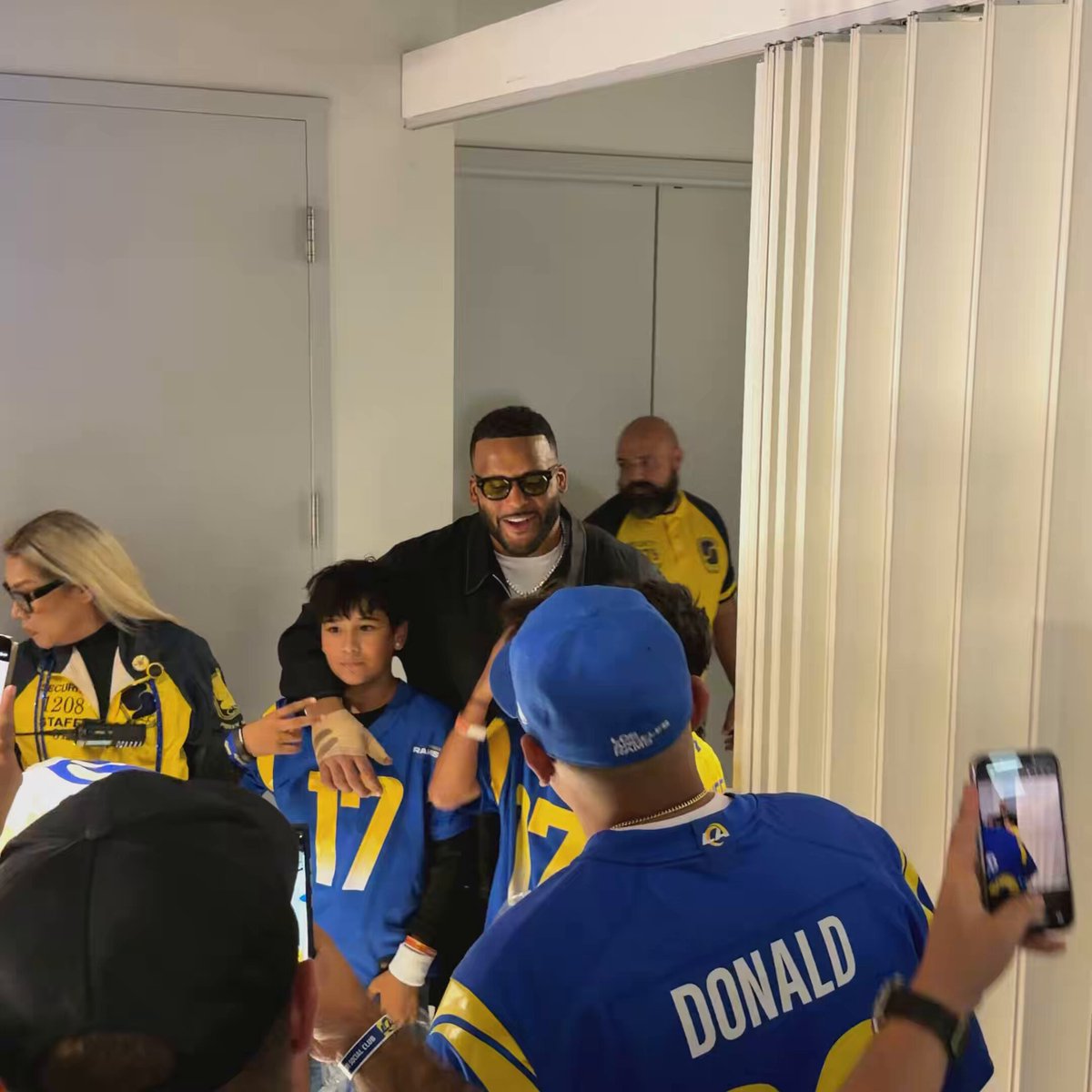 Aaron Donald came out of the Rams locker room to take photos with fans after his first game back in over two years. The kids he’s posing with he coached as well. #RamsHouse
