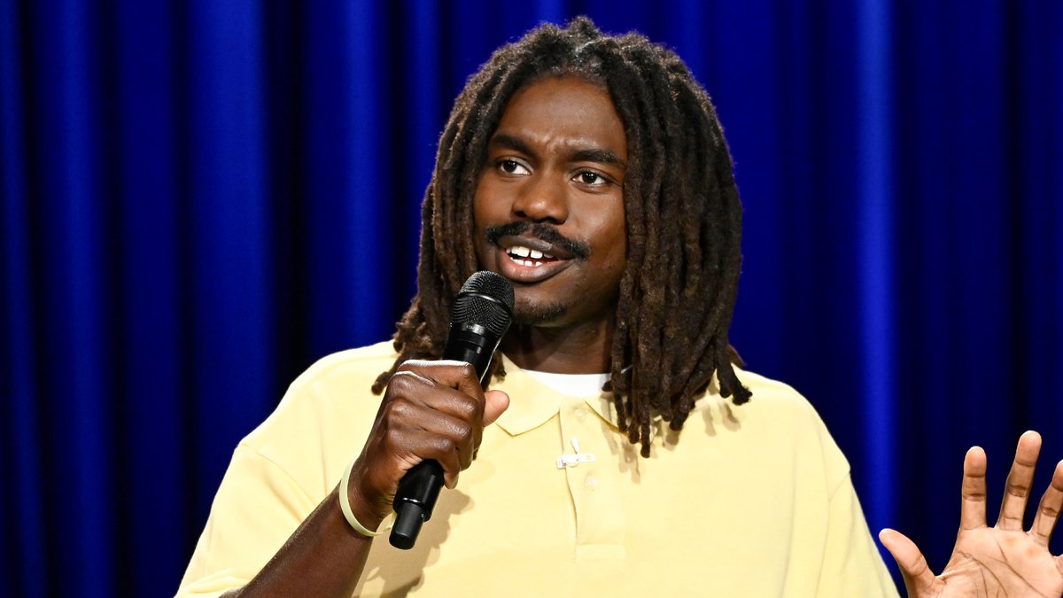 Ethan Simmons-Patterson feels like an educated white woman walking through the streets of New York with his reusable tote bag 🤣 #FallonTonight #StandUp