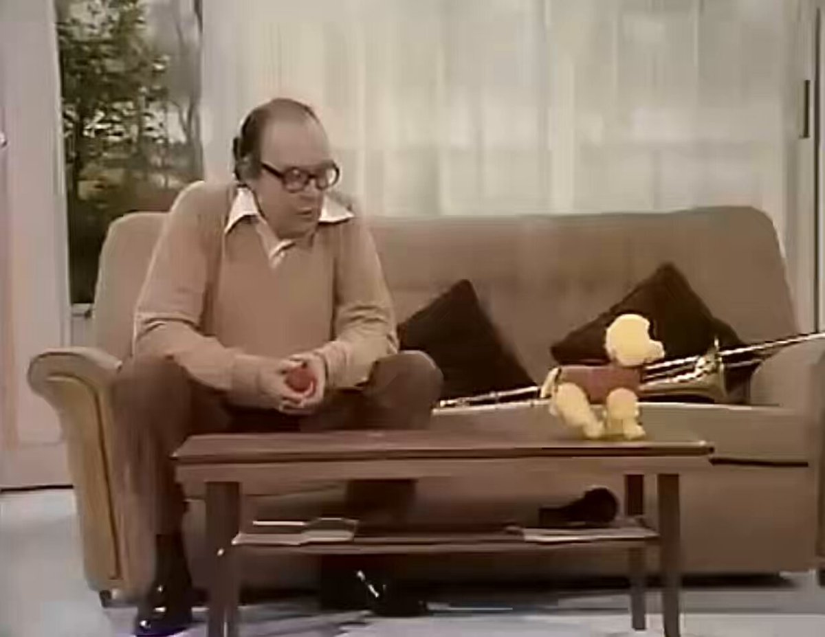 A long sketch today… They could always pull in some great guests… …this is a #RightHonourable one at that! Some great lines by the late great writing duo #JohnJunkin and #BarryCryer #StillBringingSunshine 👓☀️❤️ #MorecambeAndWise #EricAndErnie